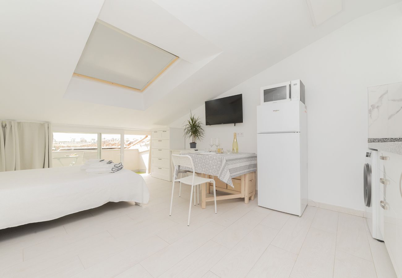 Estudio en Coslada - Buhardilla con terraza acogedora