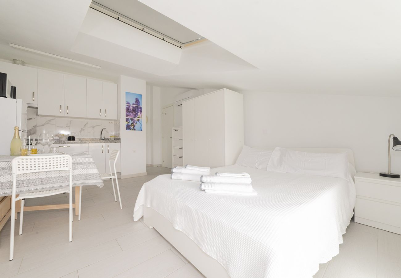 Estudio en Coslada - Buhardilla con terraza acogedora