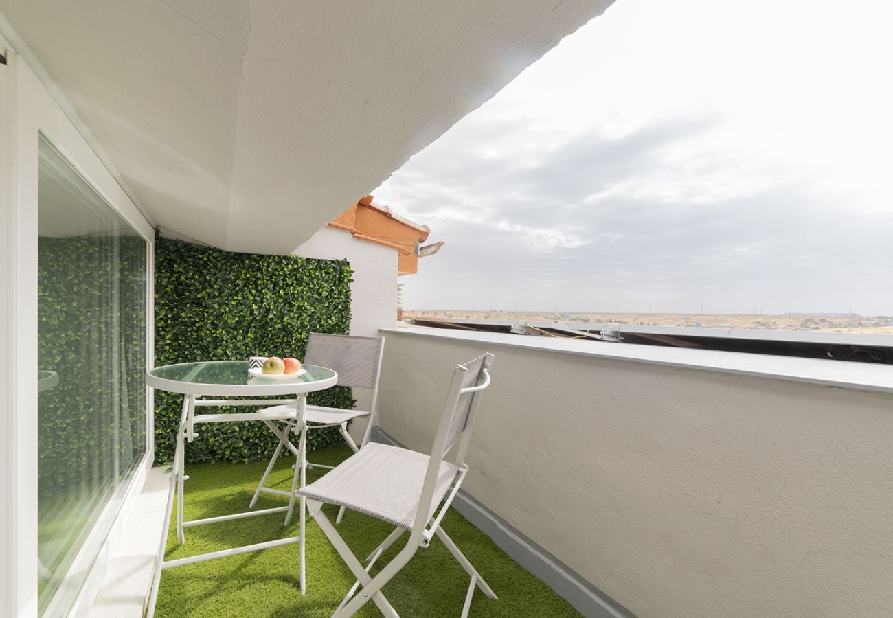 Estudio en Coslada - Buhardilla con terraza acogedora