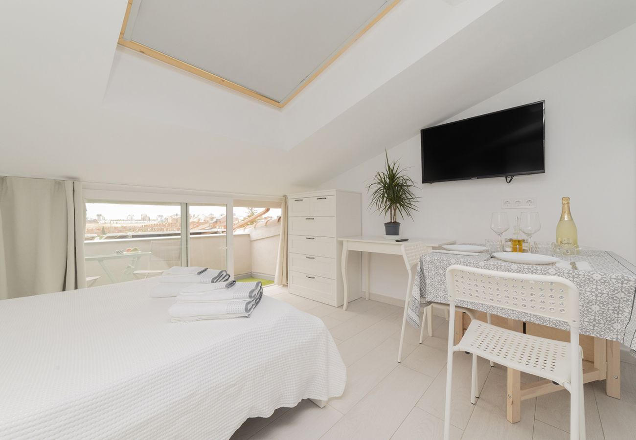 Estudio en Coslada - Buhardilla con terraza acogedora