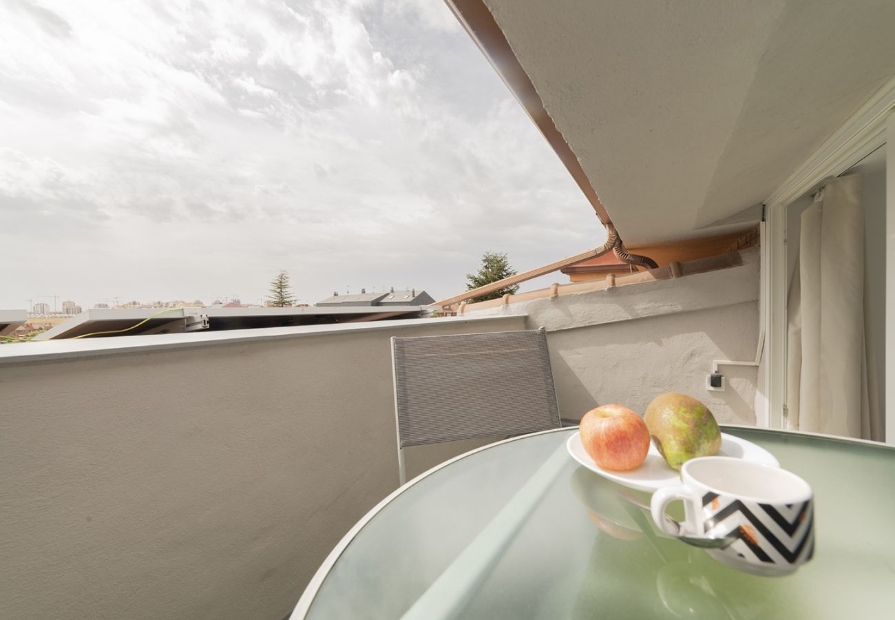 Estudio en Coslada - Buhardilla con terraza acogedora
