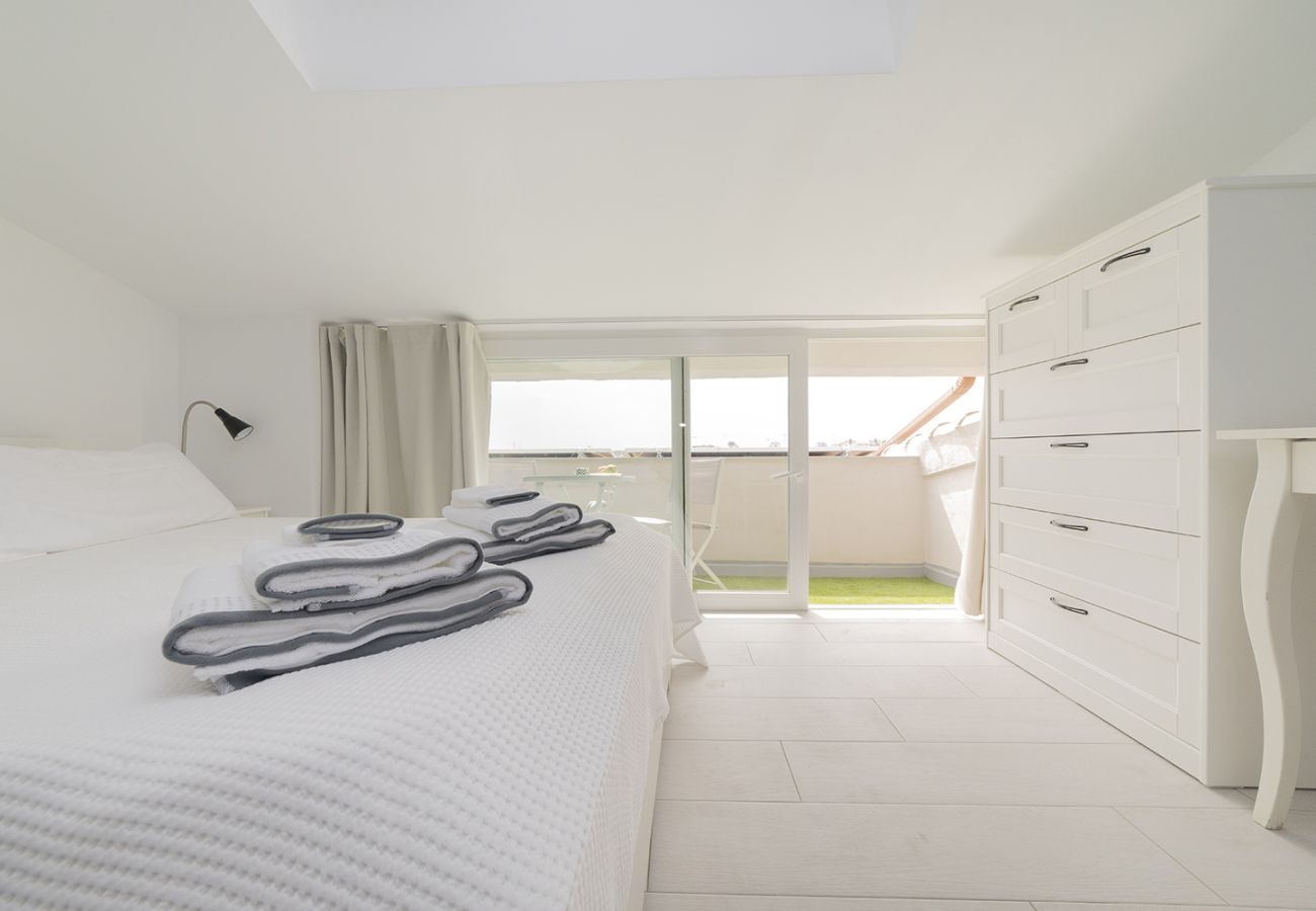 Estudio en Coslada - Buhardilla con terraza acogedora