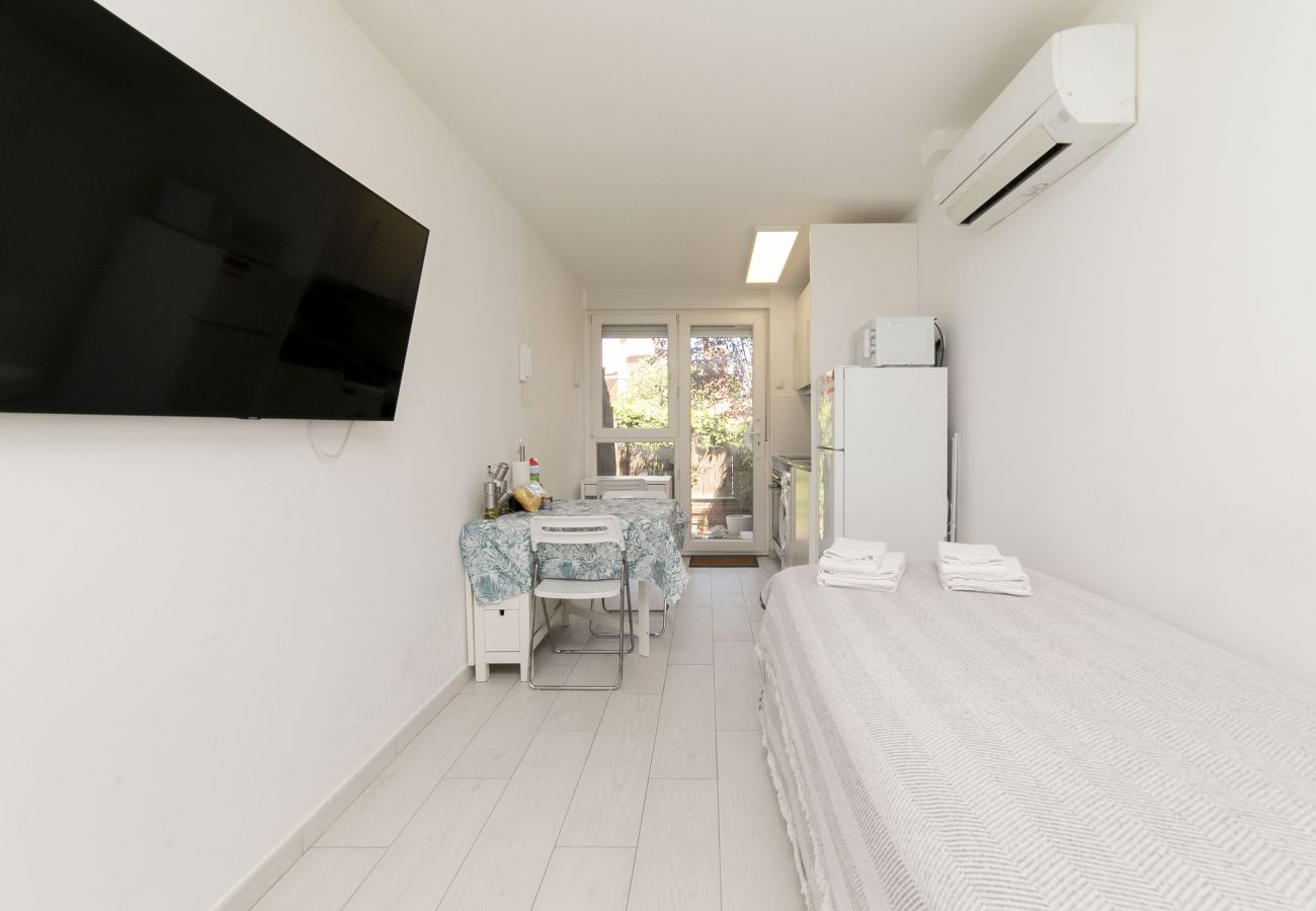 Studio in Coslada - Private garden apartment 