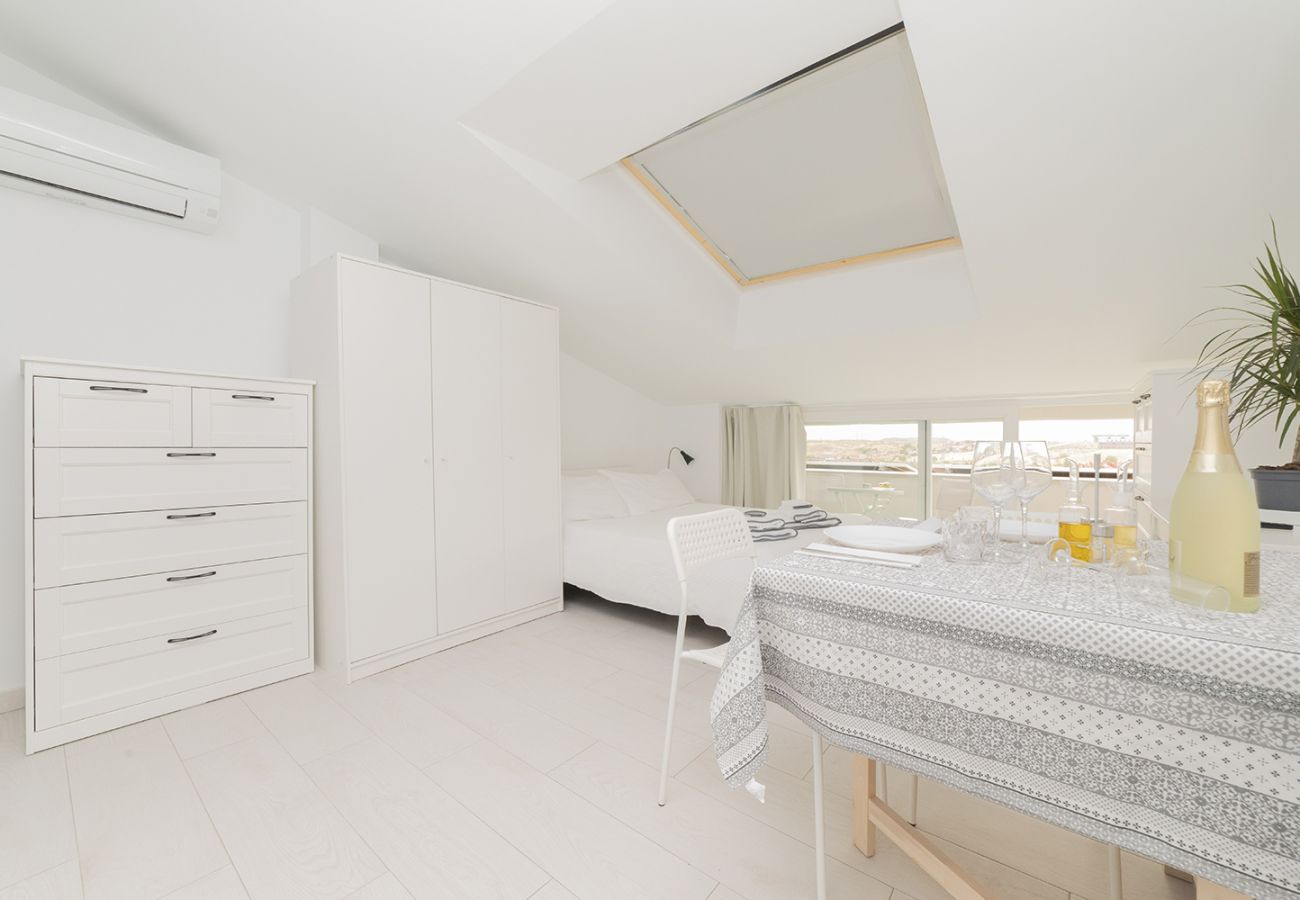Studio in Coslada - Comfy balcony attic